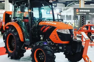 Oranžový traktor Ursus na výstavě