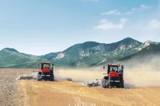 Dva červené autonomní pásové traktory Case IH Quadtrac na poli