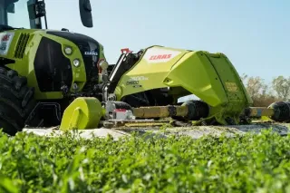 Čelní žací stroj Claas Disco na traktoru při sečení