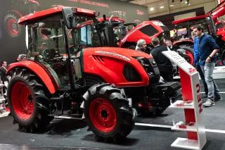 Červený traktor Zetor Hortus na výstavě