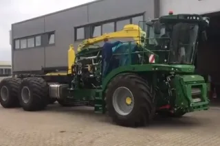 Řezačka John Deere jako hákový nosič
