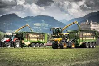Sklizňové soupravy Krone při práci na louce.