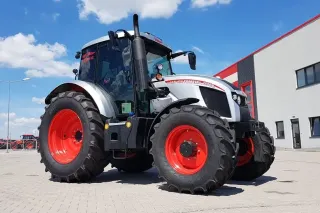 Bílý traktor Zetor Forterra s červenými koly