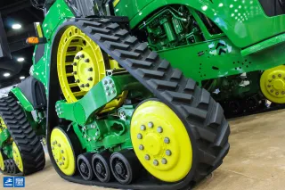 Detail pásové jednotky stroje John Deere