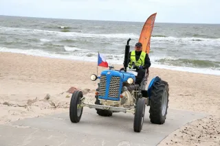 Historický traktor Zetor na pláži s českou vlajkou