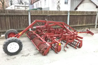 Červený kompaktor vyrobený na rodinné farmě