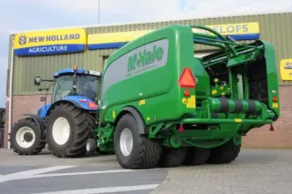 Traktor s lisem McHale před budovou