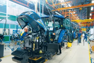 Montáž traktoru New Holland ve výrobní hale