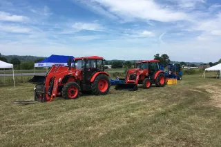 Dva traktory Zetor vystavené na trávníku