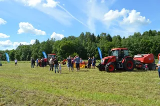 Návštěvníci předváděcí akce traktorů Zetor