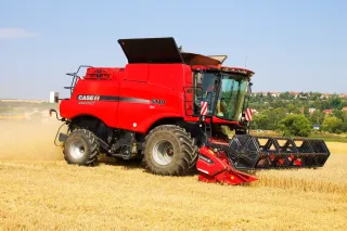 Červená sklízecí mlátička Case IH na poli