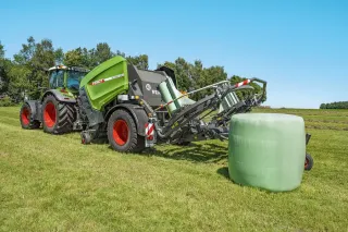 Traktor Fendt s lisem Rotana a zabaleným balíkem na poli