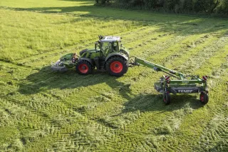 Traktor Fendt s žacími stroji při sečení trávy