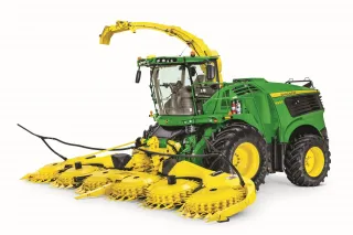 Samojízdná řezačka John Deere 9900 s kukuřičným adaptérem