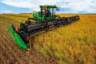 Zelený samojízdný nosič John Deere W170 na poli
