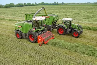 Řezačka Fendt Katana a traktor s překládacím vozem na louce