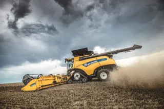 Žlutá sklízecí mlátička New Holland při sklizni