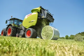 Lis Claas Rollant 540 RC vypouští balík na louce