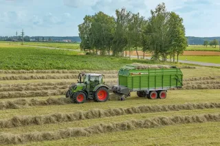 Traktor Fendt se senážním vozem Tigo na louce