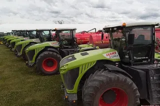 Řada traktorů Claas Xerion s cisternami