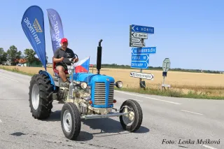 Řidič na modrém historickém traktoru Zetor na silnici ve Švédsku