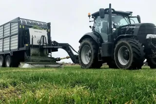 Traktor s čelní sekačkou Grass Technology a sběracím vozem