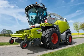 Samojízdná řezačka Claas Jaguar 880 na silnici