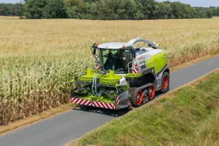 Polopásová řezačka Claas Jaguar Terra Trac na silnici