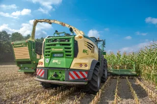 Řezačka Krone BiG X 1180 plní návěs při sklizni kukuřice