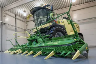 Řezačka Krone s kukuřičným adaptérem XCollect v hale