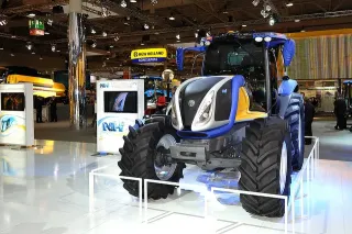 Modrobílý traktor New Holland vystavený na veletrhu