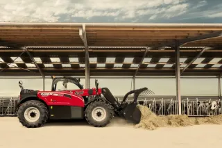 Červený teleskopický manipulátor Case IH Farmlift v zemědělském provozu