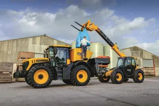 Traktor JCB a teleskopický manipulátor při plnění nádrže