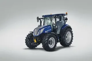 Modrý traktor New Holland T4 na světlém pozadí