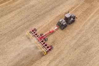 Letecký pohled na traktor s diskovými bránami Pöttinger Terradisc
