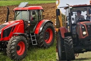 Koláž dvou červených traktorů Ursus a Zetor