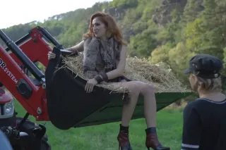 Modelka sedící v lopatě čelního nakladače Zetor