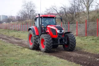 Červený traktor Zetor Crystal HD 170 na polní cestě