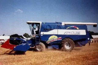 Modrá sklízecí mlátička Arcus 2500 při sklizni obilí