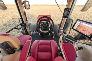 Pohled do kabiny traktoru Case IH Magnum s ovládacím displejem