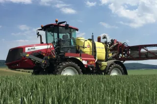 Samojízdný postřikovač Hardi při práci v porostu