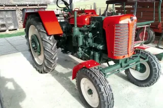 Historický červený traktor Zetor 25 na dvoře