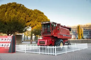 Historický červený kombajn International Harvester na výstavě