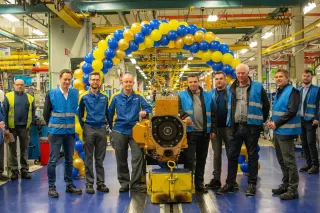 Lidé u oranžové převodovky New Holland CVT ve výrobním závodě