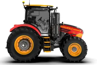 Červenočerný traktor Versatile na bílém pozadí