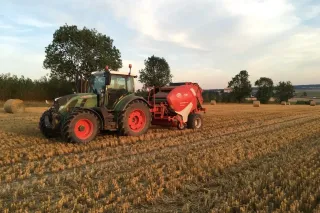 Traktor s lisem Lely Welger na strništi