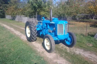 Modrý renovovaný traktor Zetor 50 Super na venkovské cestě
