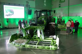 Traktor Deutz-Fahr s pícninářskou technikou SaMASZ na výstavě