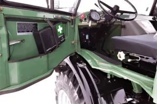 Interiér kabiny zeleného terénního vozidla Unimog