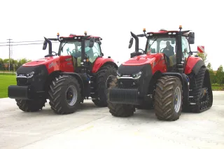 Dva červené traktory Case IH Magnum na ploše